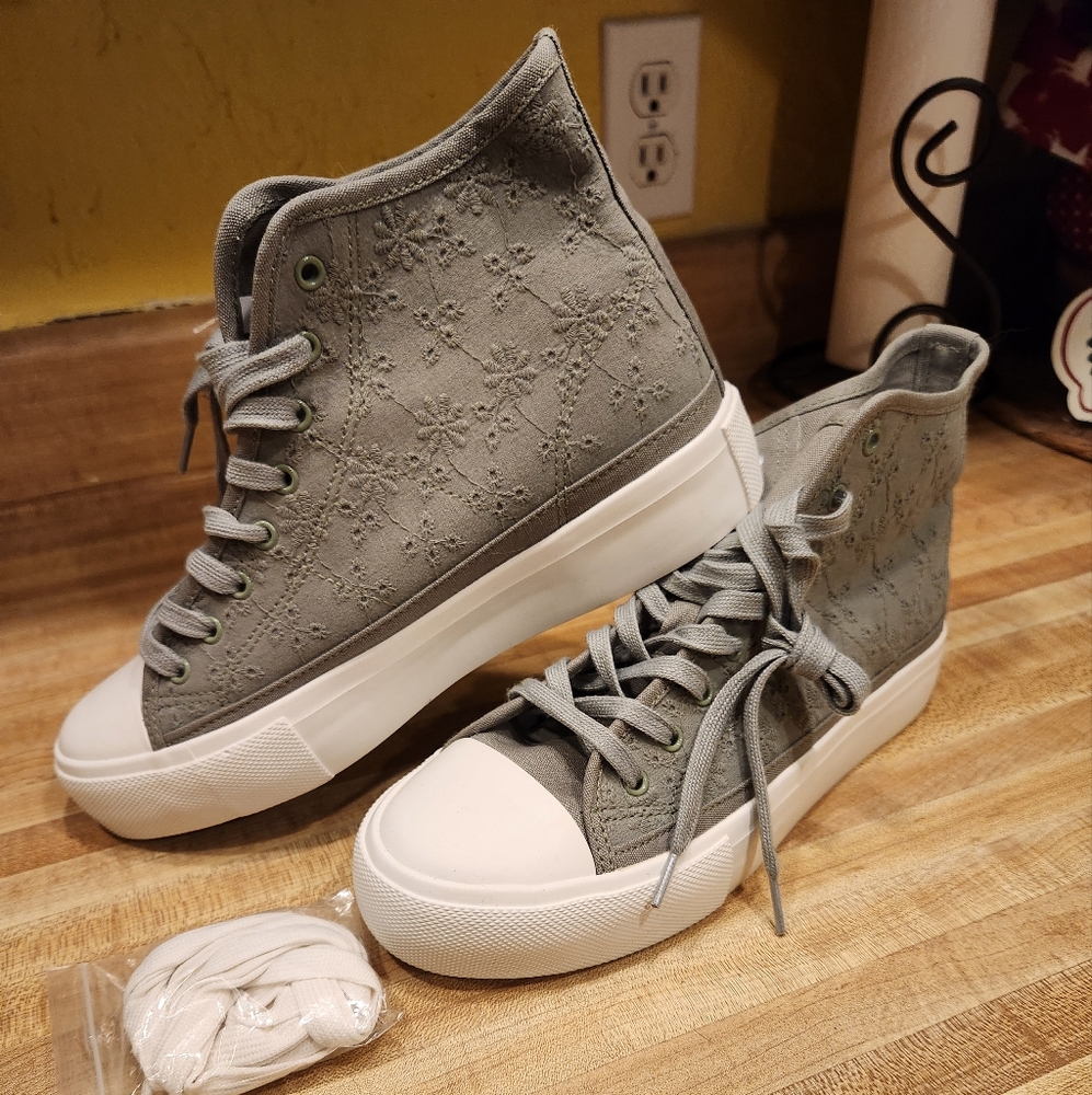 American eagle embroidered high top sneakers size 9